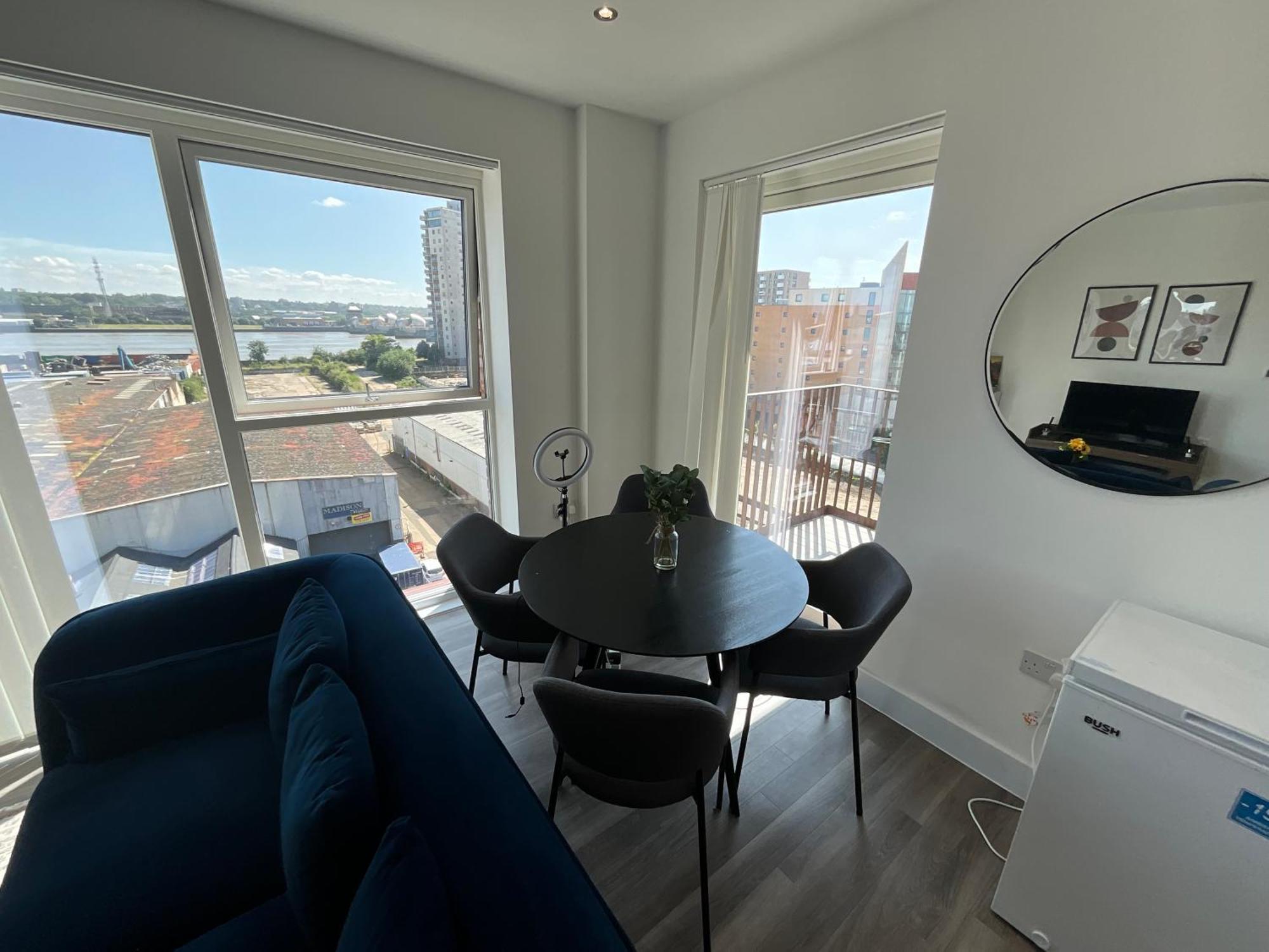 Deluxe Double Bed In Shared Apt Near Canary Wharf, City Airport & O2 Arena With Thames View Londres Exterior foto