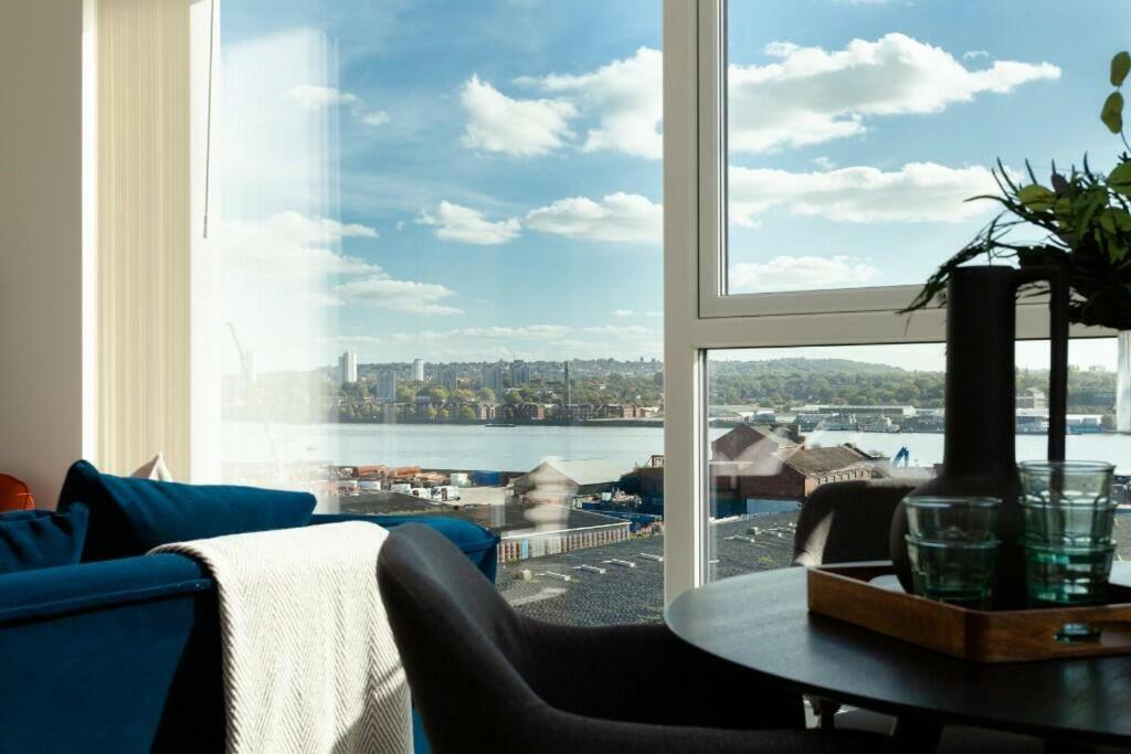 Deluxe Double Bed In Shared Apt Near Canary Wharf, City Airport & O2 Arena With Thames View Londres Exterior foto